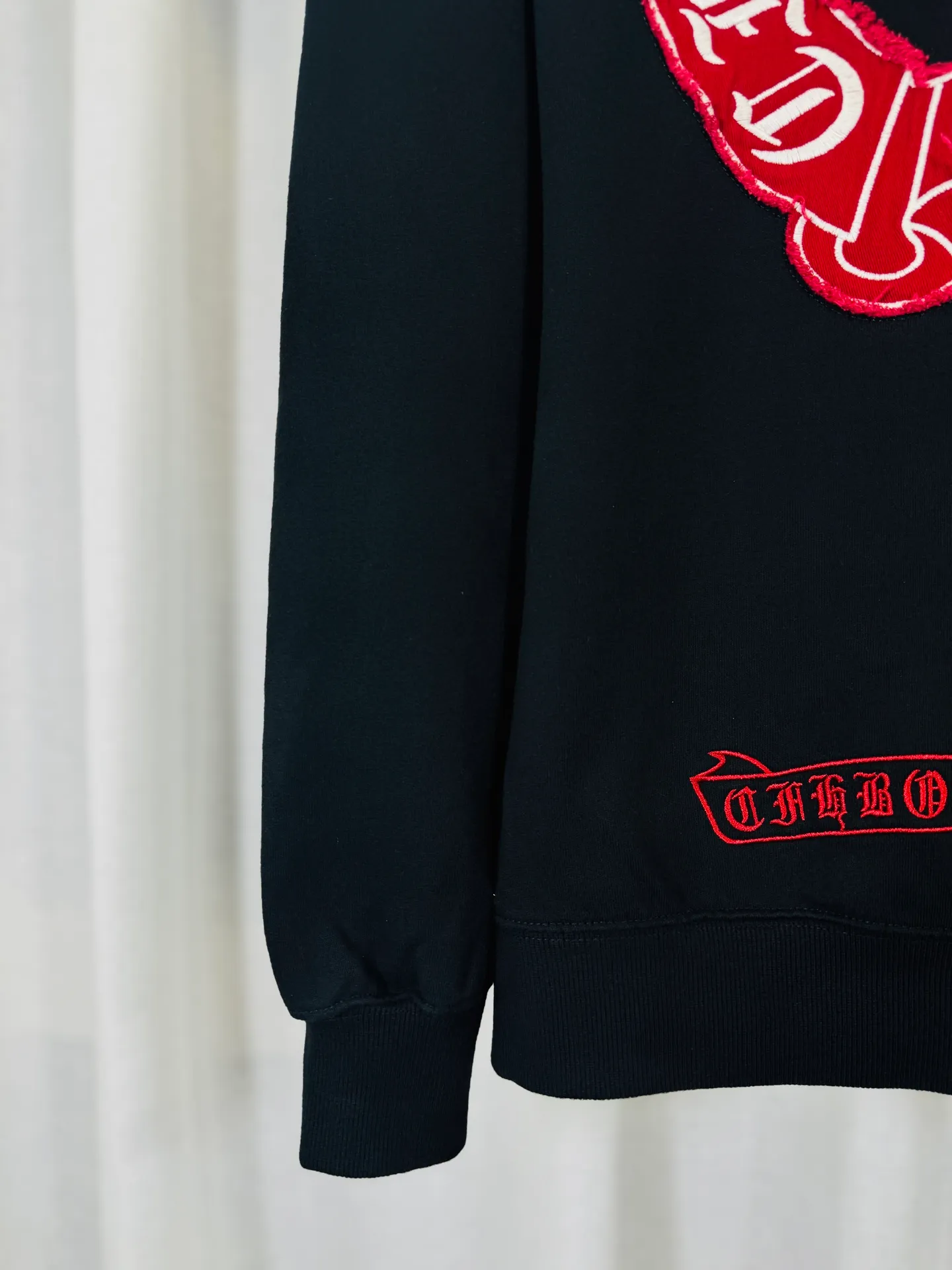 P340 top version, real shot without P, ​​different from market currency) 𝗖𝗵𝗿𝗼𝗺𝗲 𝗛𝗲𝗮𝗿𝘁𝘀/Cro Heart 2025 washed and burned flower patch embroidered autumn and winter new original single counter American patchwork 3D three-dimensional patch couple casual cardigan sweatshirt 👑The highest version! Customized fabric 480g tripe terry fabric! American acid-washed and distressed original fabric, laser burning + patch embroidery, exquisite embroidery of letters! The best-selling model in the counter, very comfortable to wear. Accessories: original molded and authenticated collar label➕100% silk wash label. Genuine purchase-grade original hangtag➕matching hanging rope➕3D hanging beads➕original packaging bag. Craftsmanship: The original version has consistent wiring! The highest version of the armhole matching technique! Color: Black Apricot Size: S M L XL Style Number: 25-318